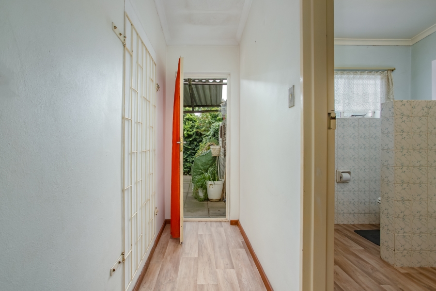To Let 1 Bedroom Property for Rent in Uitsig Western Cape